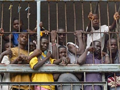 Liberianos esperan una distribución de comida en Monrovia.