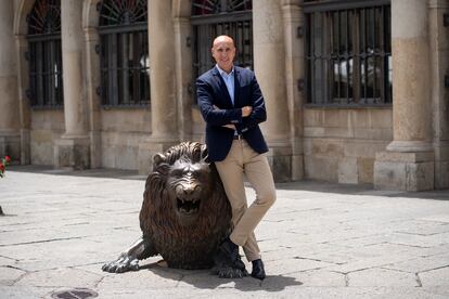 El alcalde de León, José Antonio Diez, junto al león de bronce de la plaza de San Marcelo, el 28 de junio.