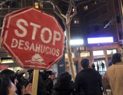 Protesta convocada por la plataforma Stop Desahuicios, en Zaragoza, en defensa de la Iniciativa Legislativa Popular (ILP) por la dación en pago retroactiva, la moratoria de desahucios y el alquiler social. EFE/Archivo