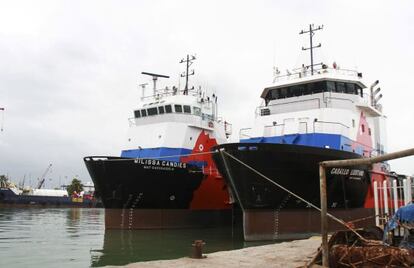 Dos barcos de la compañía Oceanografía en el muelle de Ciudad del Carmen.
