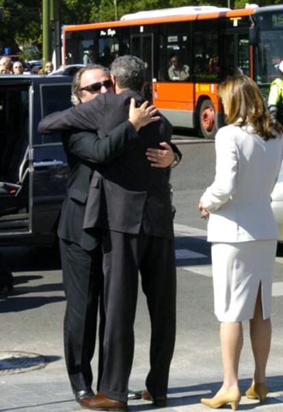 El alcalde de Madrid, Alberto Ruiz-Gallardón, abraza al hermano de la cantante, Amador Mohedano, a su llegada al Centro Cultura de la Villa, en presencia de la mujer del regidor, Mar Utrera.