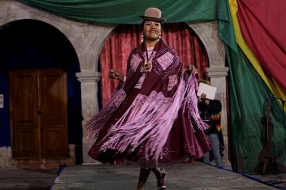 Una cholita participa en el concurso para elegir la mejor cholita transformista en La Paz (Bolivia). 