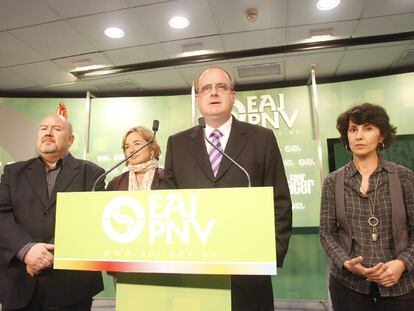 Iñigo Iturrate (izquierda), Arantza Aurrekoetxea, Joseba Egibar y Maribel Vaquero, negociadores del Plan de Convivencia por el PNV.