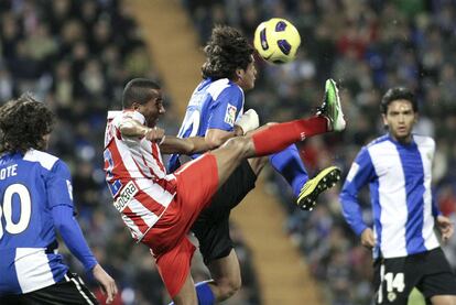 Valdez se anticipa a Assunçao en la disputa por el balón.