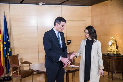 Pedro Sánchez saluda ayer a Inés Arrimadas en una sala del Congreso de los Diputados.