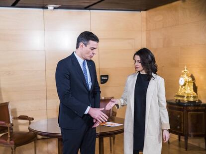 Pedro Sánchez saluda ayer a Inés Arrimadas en una sala del Congreso de los Diputados.