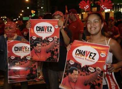 Varios seguidores de Chávez celebran en Caracas su reelección como presidente de Venezuela