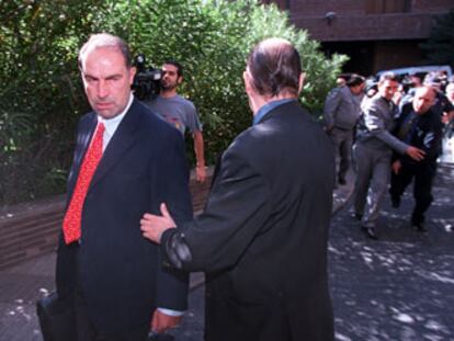 Arturo Codina (izquierda), abogado de Eurobank en la suspensión, increpado a la salida de la junta, ayer.