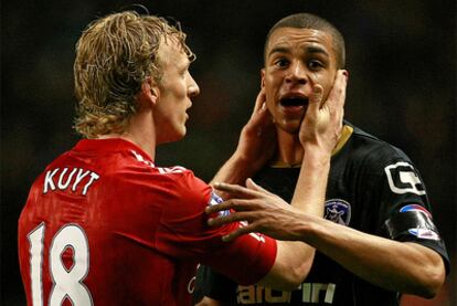 Kuyt consuela a Adeyemi tras el incidente racista en Anfield Road.