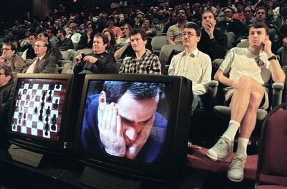 Aficionados y expertos siguen desde un auditorio uno de los enfrentamientos entre Garry Kasprov y Deep Blue, en 1997.