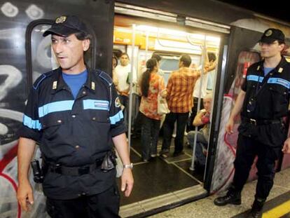 Agentes de seguridad privada vigilan una estación de metro en Roma.