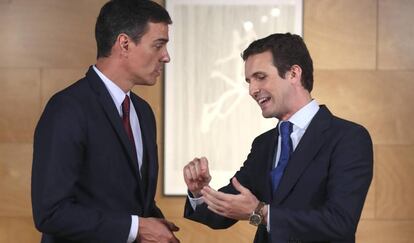 El presidente del Gobierno en funciones, Pedro Sánchez, conversa con el líder del PP, Pablo Casado, durante la ronda de consultas el pasado martes.