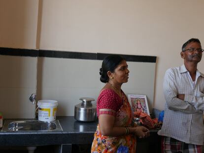 Esta pareja de ancianos, Hari Bhau Shitole y Savita Hari Shitole, lleva 35 años viviendo en Dharavi. Recientemente, como parte del plan de remodelación, se han mudado a un apartamento de 30 metros cuadrados.