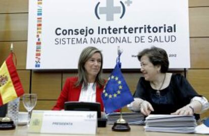 La ministra de Sanidad, Ana Mato (de rojo), con la secretaria general de Sanidad, Pilar Farjas, antes del Consejo Interterritorial de Salud.