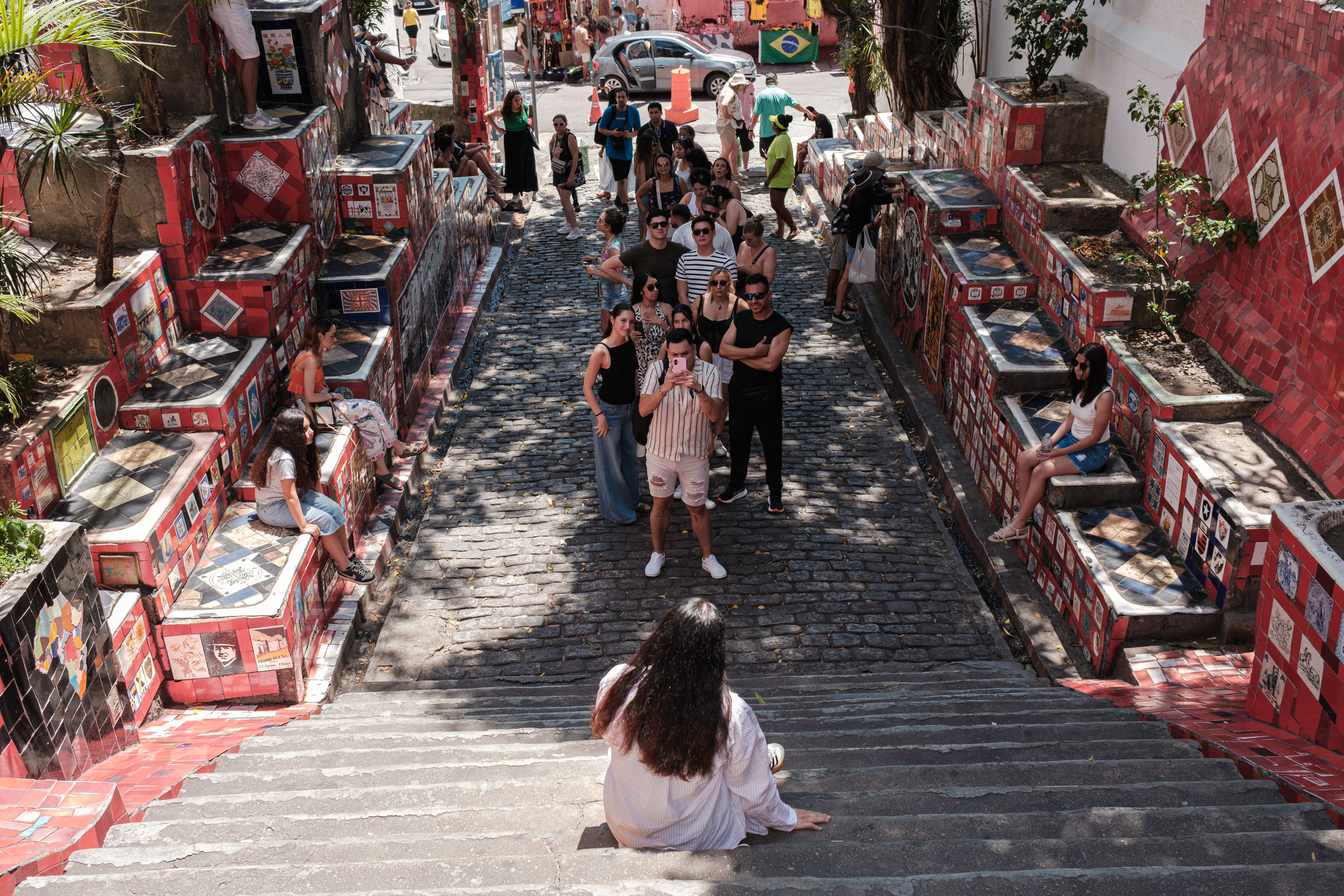 Turistas hacen fila para tomarse una foto en la famosa Escalera de Selarón,en Río de Janeiro, Brasil.