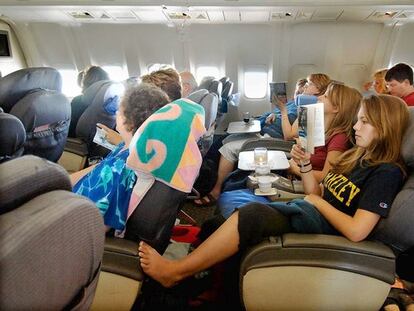 [Business Class passengers on a United flight to Hawaii.......] *** []