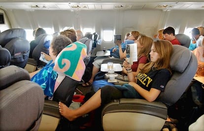 [Business Class passengers on a United flight to Hawaii.......] *** []