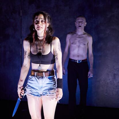 Escena de 'Asesintao y Adolescencia', Teatro Español. En la imagen Jesús Barranco y Lucía Juárez. Fotografía: ESMERALDA MARTÍN