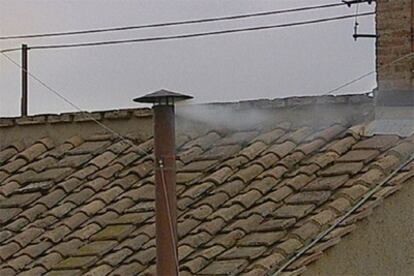 La chimenea de la Capilla Sixtina expele humo blanco en señal de que ya hay acuerdo sobre el nuevo Pontífice.