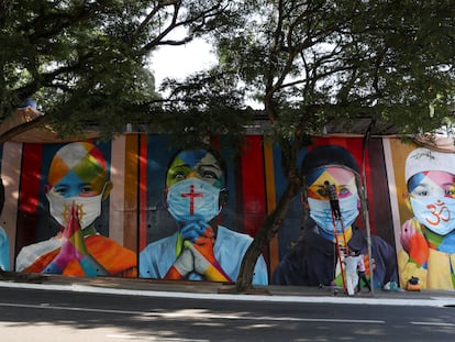 Memorial pelas vítimas da covid-19 feito pelo grafiteiro Eduardo Kobra, em São Paulo.