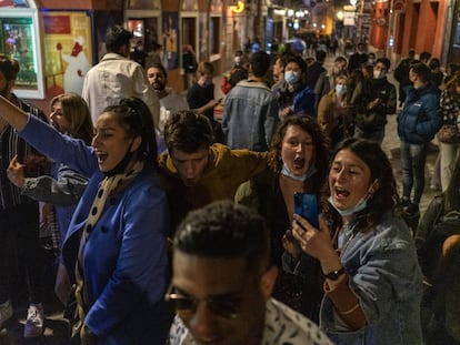 Jóvenes tras el toque de queda en el centro de Madrid, este viernes. 