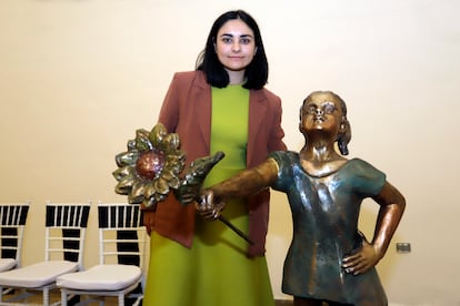 Helena Monzón, hermana de Cecilia Monzón, junto a la escultura 'Niña Valiente', en homenaje a la abogada y activista asesinada.
