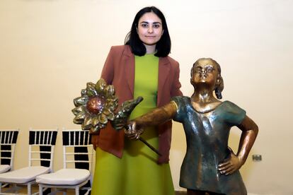 Helena Monzón, hermana de Cecilia Monzón, junto a la escultura 'Niña Valiente', en homenaje a la abogada y activista asesinada.