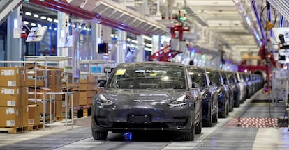 Coches Model 3 de Tesla, en su fábrica de Shanghái (China).