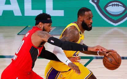 LeBron James protege el balón ante Carmelo Anthony.