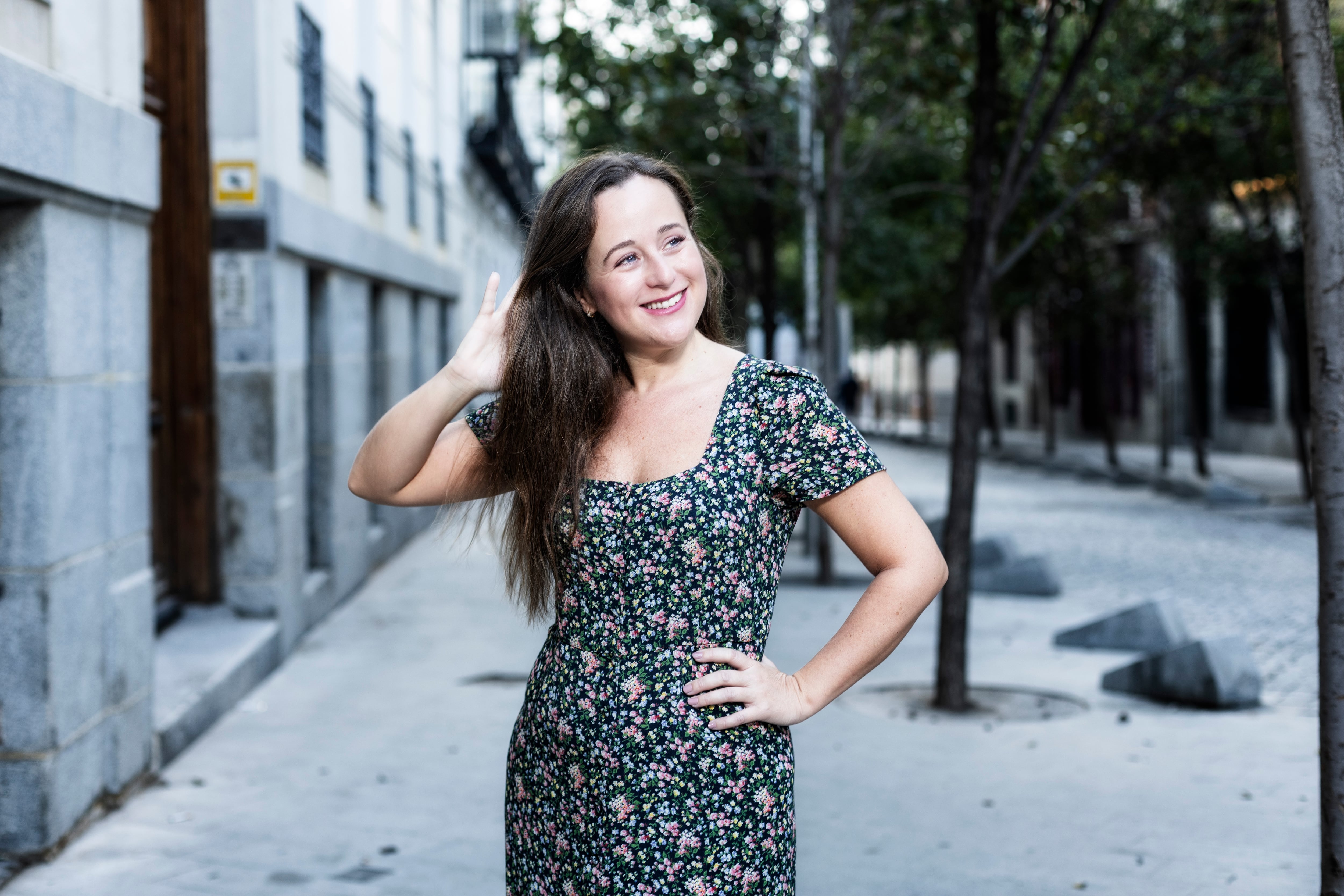 DVD 1236 (15/10/24)  Lorena Macías, tiene la cuenta de Instagram @hazmeunafotoasi, fotografiada junto a la plaza De Santa Barbara de Madrid.  © Claudio Ávarez