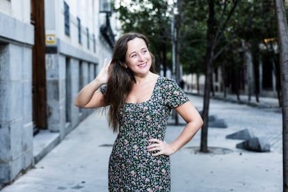 DVD 1236 (15/10/24)  Lorena Macías, tiene la cuenta de Instagram @hazmeunafotoasi, fotografiada junto a la plaza De Santa Barbara de Madrid.  © Claudio Ávarez