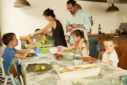 Miriam Duplá y Fernando Calvo con Manuela, Fernando, Carmela e Ignacio, sus cuatro hijos.