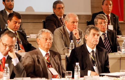 El expresidente de la RFEF Ángel María Villar, junto a sus directivos Juan Padrón y Joan Gaspart, y los entonces presidentes del Real Madrid, Ramón Calderón; Atlético de Madrid, Enrique Cerezo, y Barcelona, Joan Laporta , durante una asamblea extraordinaria.