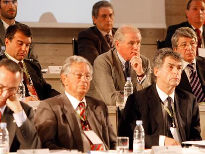 El expresidente de la RFEF Ángel María Villar, junto a sus directivos Juan Padrón y Joan Gaspart, y los entonces presidentes del Real Madrid, Ramón Calderón; Atlético de Madrid, Enrique Cerezo, y Barcelona, Joan Laporta , durante una asamblea extraordinaria.