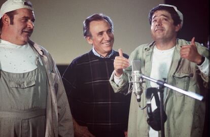 8 de mayo de 1999.<br>Manolo Escobar junto a los protagonistas de la serie de televisión 'Manos a la obra'.