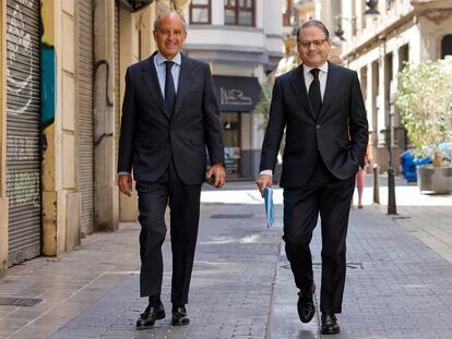 El expresidente de la Generalitat, Francisco Camps, y su abogado, Pablo Delgado, poco antes de su comparecencia este miércoles en Valencia tras conocerse la absolución.