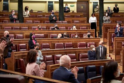 Los diputados, a excepción de los de ERC, aplauden coincidiendo con la hora de entrada del teniente coronel golpista Antonio Tejero en el hemiciclo durante el pleno del Congreso de los Diputados, este martes en Madrid.