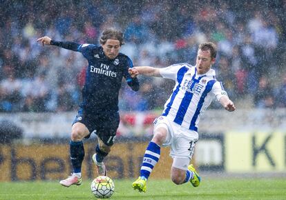 Luka Modric del Real Madrid intenta conseguir el balón frente a DAvid Zurutuza de la Real Sociedad.