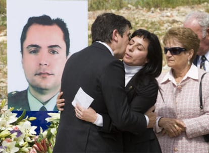 Patxi López besa a María Victoria Campos, viuda de Piñuel, asesinado por ETA en Legutiano.