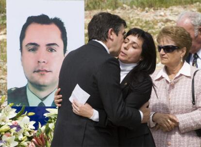 Patxi López besa a María Victoria Campos, viuda de Piñuel, asesinado por ETA en Legutiano.