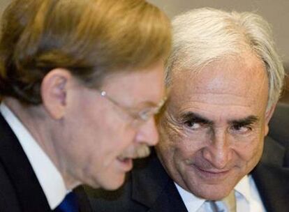 El presidente del Banco Mundial, Robert Zoellick, conversa con Strauss-Kahn, ayer en Washington.