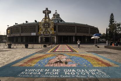 Al igual que el año pasado, el atrio de la Basílica lució decorado con la imagen de la Virgen de Guadalupe, en homenaje a los millones de fieles que no podrán asistir al recinto por las restricciones que aún permanecen debido a la pandemia global.