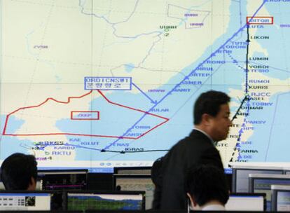 Empleados surcoreanos trabajan en el centro de control del aeropuerto de Seúl.