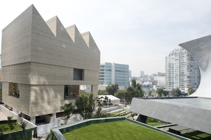 Abierto a finales de 2013 en el barrio de Polanco de Ciudad de México, el museo de la Fundación Jumex se ha convertido en un referente del turista cultural en la capital mexicana. El edificio, proyectado por el arquitecto británico David Chipperfield, destaca por la sobriedad de su fachada de mármol de Xakapa (que le da “un carácter sólido que recuerda las tradiciones escultóricas indígenas”, según el arquitecto). Los espacios de exposición se encuentran en las dos plantas superiores. “Un peculiar techo de dientes de sierra crea una geometría rítmica que define la galería del tercer piso. Consiste en una estructura de acero con ventanas orientadas hacia el oeste y una capa difusora horizontal que distribuye la luz uniformemente”, se explica en la memoria del proyecto.