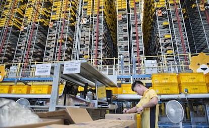 Un empleado de Suning, en la zona en la que los productos son separados por unidades y guardados en paredes verticales robotizadas de 24 metros de altura.