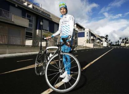 El ciclista Ezequiel Mosquera, en una urbanización de A Ramallosa, municipio de Teo, vestido con la equipación del Xacobeo Galicia.