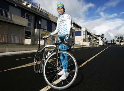 El ciclista Ezequiel Mosquera, en una urbanización de A Ramallosa, municipio de Teo, vestido con la equipación del Xacobeo Galicia.