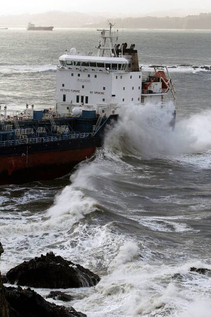 La tripulación del buque, un 'quimiquero' —nombre que reciben en la jerga naval los barcos que se usan para el transporte de productos químicos—, se encuentra a salvo a bordo del navío, según han confirmado fuentes de Emergencias.