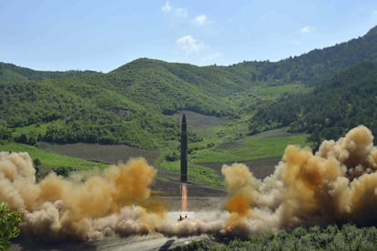 Foto distribuïda el 4 de juliol pel Govern de Corea del Nord que mostra suposadament un míssil intercontinental.