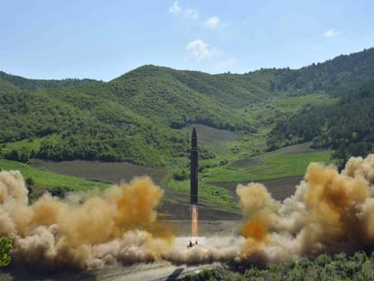 Foto distribuída em 4 de julho pelo Governo da Coreia do Norte mostra o que supostamente seria um míssil intercontinental